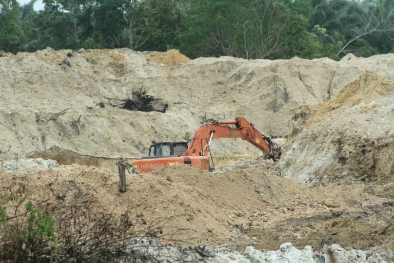 Menggunakan Excavator, Lahan Reklamasi Eks PT.Kobatin Bemban 8 Luluh Lantah Oleh Penambang