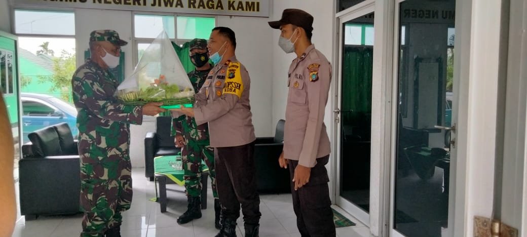 Kapolres Bateng Dan Jajaran Berikan Kejutan Hut TNI 76 Ke Koramil 413-04/Koba