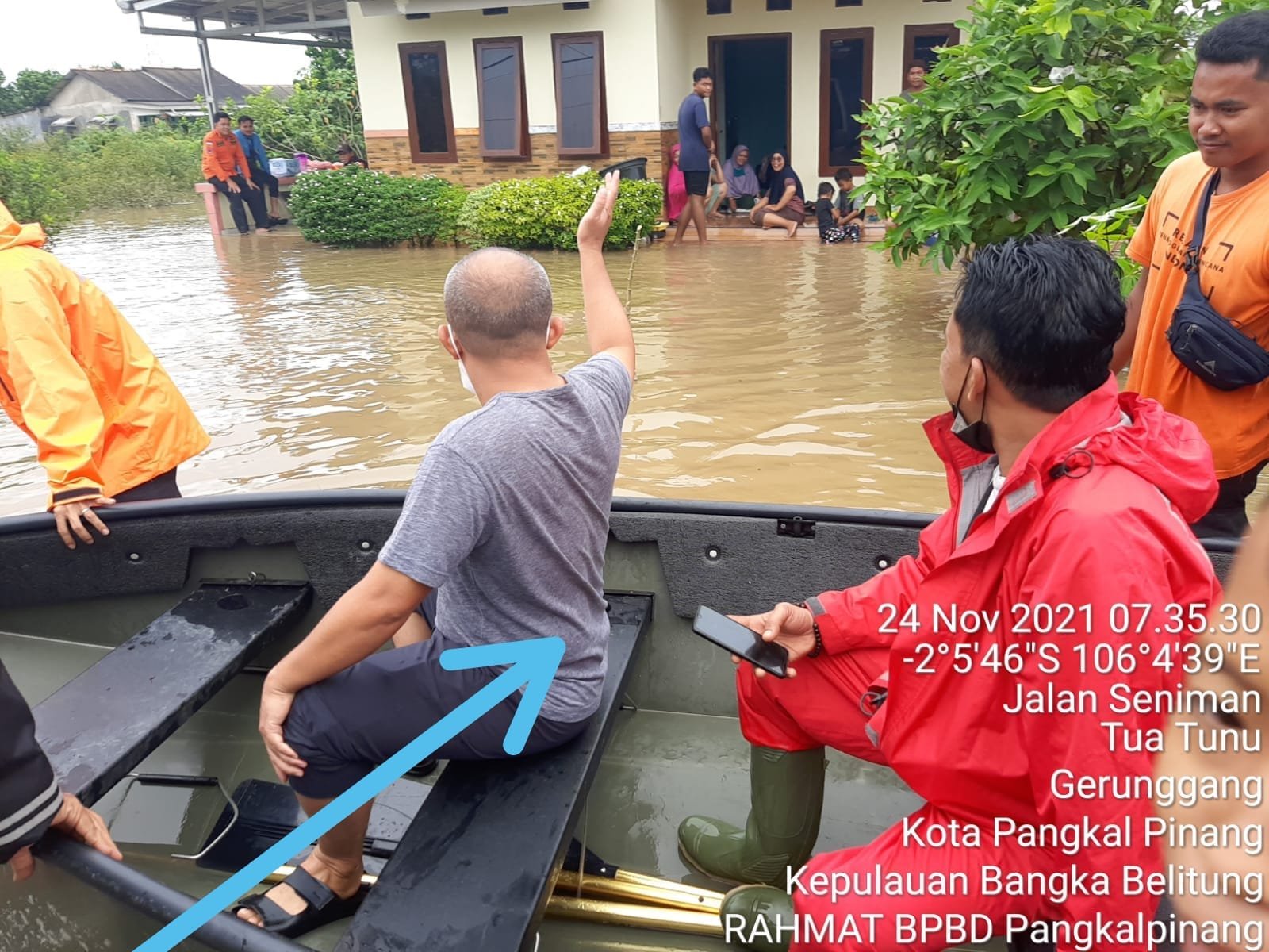 Dapatkan Laporan Banjir, Walikota Sigap Datangi Lokasi Dengan Menggunakan Perahu